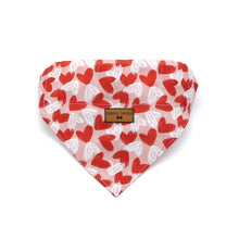 Cargar imagen en el visor de la galería, Bandana perro corazones rojos &amp; blancos - Perros Unidos