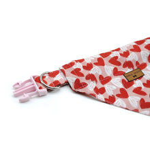 Cargar imagen en el visor de la galería, Bandana perro corazones rojos &amp; blancos - Perros Unidos