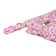Cargar imagen en el visor de la galería, Bandana perro flores palo rosa - Perros Unidos