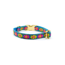 Cargar imagen en el visor de la galería, Collar broche dorado gato calipso flores amarillas - Perros Unidos