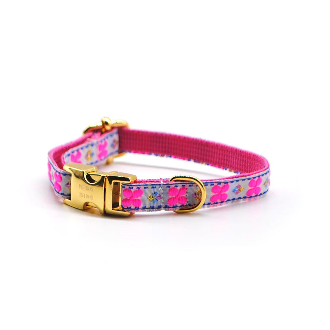 Collar broche dorado gato flores fucsia & azul - Perros Unidos