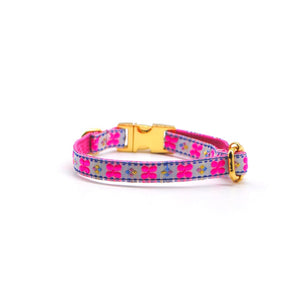 Collar broche dorado gato flores fucsia & azul - Perros Unidos