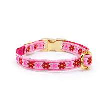 Cargar imagen en el visor de la galería, Collar broche dorado gato flores fucsia &amp; rojo - Perros Unidos