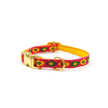 Cargar imagen en el visor de la galería, Collar broche dorado gato fucsia flores amarillas - Perros Unidos