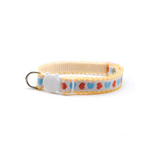 Cargar imagen en el visor de la galería, Collar gato broche anti ahorque corazones - Perros Unidos