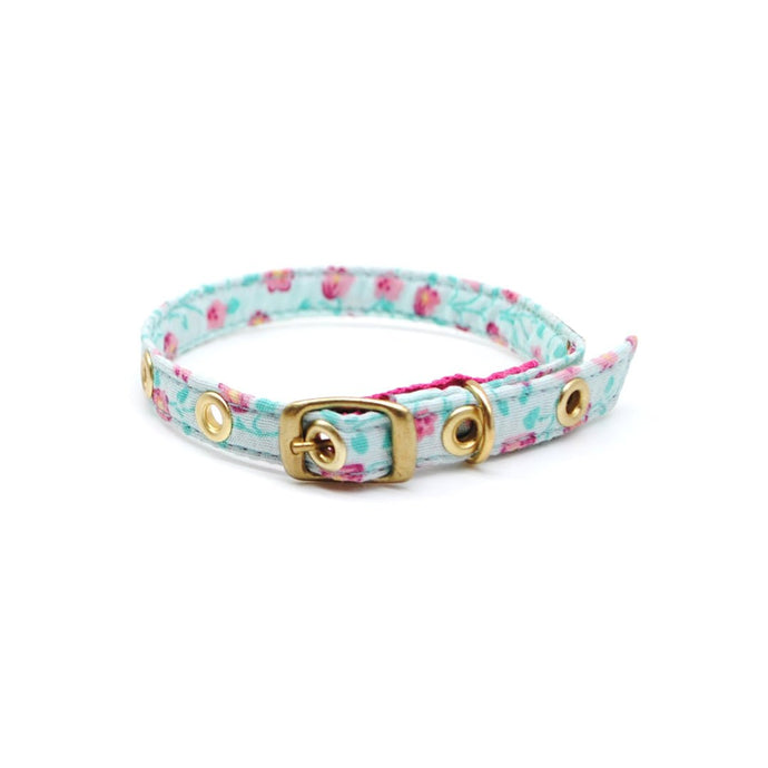 Collar gato celeste flores fucsia - Perros Unidos