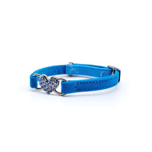 Cargar imagen en el visor de la galería, Collar gato corazón strass azul - Perros Unidos