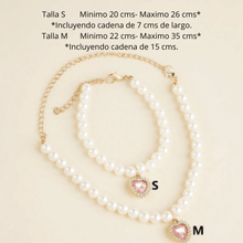 Cargar imagen en el visor de la galería, Collar gato perlas corazón rosado - Perros Unidos