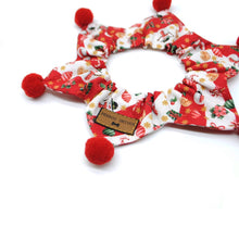 Cargar imagen en el visor de la galería, Collar navideño pompones franjas rojas - Perros Unidos