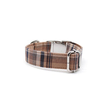 Cargar imagen en el visor de la galería, Collar perro broche escocés beige - Perros Unidos