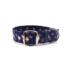 Cargar imagen en el visor de la galería, Collar perro flores azul marino - Perros Unidos