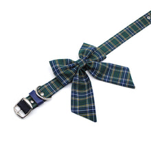 Cargar imagen en el visor de la galería, Humita lazo tartán verde &amp; azul - Perros Unidos