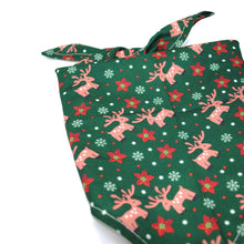 Cargar imagen en el visor de la galería, Pañoleta perro triangular navidad verde renos - Perros Unidos